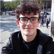 Profesor de matemáticas imparte clases para niños en primaria, hasta en tres idiomas distintos